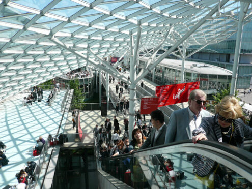 Uomini d’affari. Groups of business people at the Milan fair. Escalators and moving belts. Modern architecture in glass and steel. - MyVideoimage.com | Foto stock & Video footage