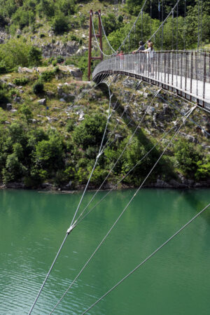 Vagli, Apuan Alps, Lucca, Tuscany. Italy.  07/09/2017. Suspended pedestrian bridge with steel cables - MyVideoimage.com