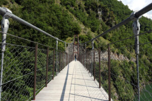 Vagli, Apuan Alps, Lucca, Tuscany. Italy.  07/09/2017. Suspended pedestrian bridge with steel cables - MyVideoimage.com