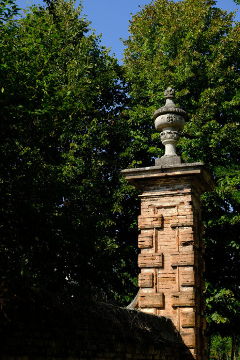 Vase on column. Vase on column in red bricks. Stock photos. - MyVideoimage.com | Foto stock & Video footage