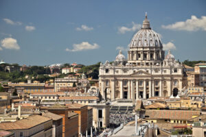 Vaticano, Roma, Vista sui palazzi Vaticani da una finestra di Castel Sant’Angelo. - MyVideoimage.com | Foto stock & Video footage