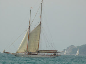 Veliero. Nave a vela antica nel mare ligure. Sullo sfondo una nave da carico. - MyVideoimage.com | Foto stock & Video footage