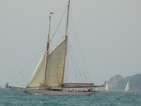 Veliero. Nave a vela antica nel mare ligure. Sullo sfondo una nave da carico. - MyVideoimage.com | Foto stock & Video footage