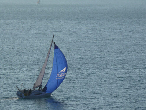 Vento in poppa. Barca a vela sul mare viaggia veloce con il vento in poppa e lo spinnaker blu. - MyVideoimage.com | Foto stock & Video footage