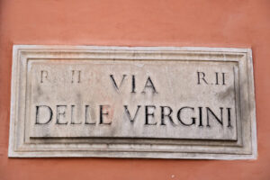 Vergini sign. Via Delle Vergini street sign in Rome. - MyVideoimage.com | Foto stock & Video footage