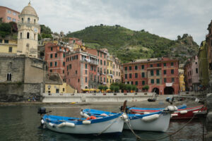 Vernazza Cinque Terre. Colorful village houses overlooking the sea. Stock photo royalty free. - MyVideoimage.com | Foto stock & Video footage