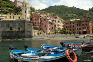 Vernazza Cinque Terre. Colorful village houses overlooking the sea. Stock photo royalty free. Colored fishing boats. - MyVideoimage.com | Foto stock & Video footage