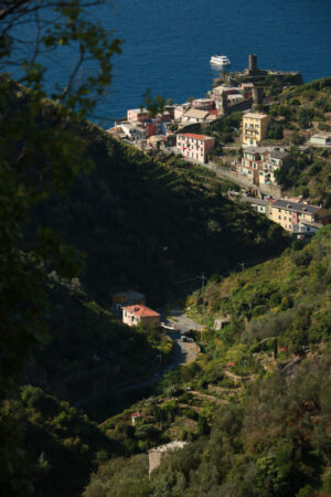 Vernazza Cinque Terre. Vernazza village seen from the path that goes up the hill to the Cinque Terre. Castle with the cylindrical tower. - MyVideoimage.com | Foto stock & Video footage