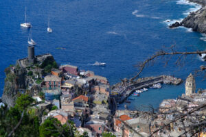 Vernazza panorama.  Ancient tower dominates the sea with boats. Vernazza, Cinque Terre, La Spezia, Italy. - MyVideoimage.com | Foto stock & Video footage