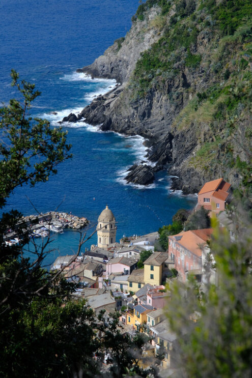 Vernazza panorama.  Ancient tower dominates the sea with boats. Vernazza, Cinque Terre, La Spezia, Italy. - MyVideoimage.com | Foto stock & Video footage