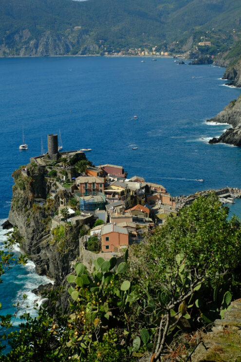 Vernazza. Mare alle Cinque Terre. Ancient tower dominates the sea with boats. Vernazza, Cinque Terre, La Spezia, Italy. - MyVideoimage.com | Foto stock & Video footage