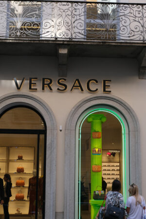 Versace Milan, Via Montenapoleone. Versace Boutique with shop windows on Via Montenapoleone in Mila - MyVideoimage.com | Foto stock & Video footage