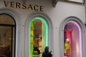 Versace boutique in Milan. Versace Boutique with shop windows on Via Montenapoleone in Mila - MyVideoimage.com | Foto stock & Video footage