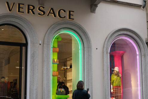 Versace boutique in Milan. Versace Boutique with shop windows on Via Montenapoleone in Mila - MyVideoimage.com | Foto stock & Video footage