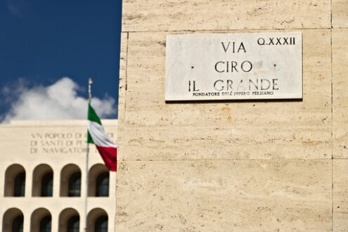 Via Ciro il Grande, Roma. Sede INPS a Roma Eur. Sullo sfondo il palazzo della civiltà italiana e bandiera. - MyVideoimage.com | Foto stock & Video footage