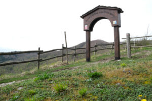 Via Francigena. Tuscan gate of the Via Francigena to the Cisa Pass. Foto stock royalty free. - MyVideoimage.com | Foto stock & Video footage