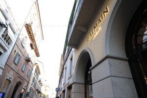 Via Montenapoleone boutique. Via Montenapoleone in Milan with the fashion store Balmain Paris - MyVideoimage.com | Foto stock & Video footage