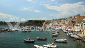 Video case pittoresche a Procida. Baia del porto di Corricella. Barche e case colorate. Video filmati royalty free. - MyVideoimage.com | Foto stock & Video footage