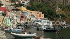 Video isola di pescatori. Isola di Procida in provincia di Napoli. Porto di Corricella. Case coloraye. Riprese video royalty free. - MyVideoimage.com | Foto stock & Video footage