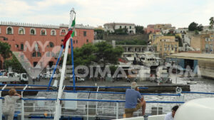 Video persone nave. Due persone su una nave guardano il paesaggio dell’isola di Procida. - MyVideoimage.com | Foto stock & Video footage