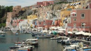 Video pesca mediterraneo. Barche ancorate nel porto di Corricella sull’isola di Procida. Case colorate. Riprese video royalty free. - MyVideoimage.com | Foto stock & Video footage