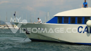 Video sbarco nave. Piccola nave passeggeri al porto di Procida. Ppersone intente al momento dello sbarco. - MyVideoimage.com | Foto stock & Video footage