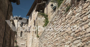 Video strada di paese. Alley of the city of Assisi with stone facades of historic houses.  Video footage. - MyVideoimage.com | Foto stock & Video footage