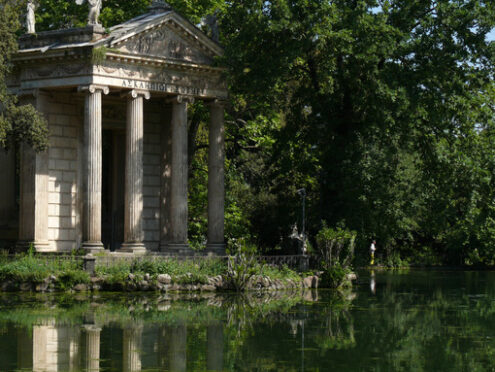 Villa Borghese a Roma. Greek temple of Aesculapius overlooking the lake of Villa Borghese. Roma foto. - MyVideoimage.com | Foto stock & Video footage