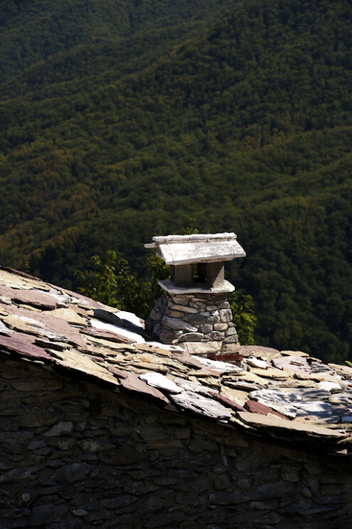 Villaggio delle Apuane. Chimney and roof completely in stone and marble. Campocatino, Garfagnana, Apuan Alps, Lucca, Tuscany. Italy. - MyVideoimage.com | Foto stock & Video footage