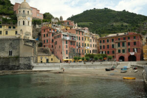 Villaggio sul mare. Vernazza, Cinque Terre, Liguria. Seaside village with colorful houses. Social distancing in the Coridavirus Covid-19 period. - MyVideoimage.com | Foto stock & Video footage