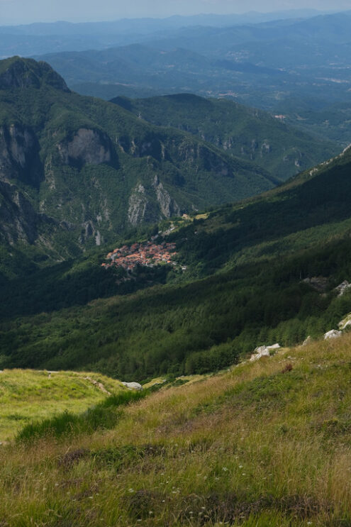 Vinca, paese nella vallata tra le Alpi Apuane in Toscana. Village of Vinca in the green valley between the Apuan mountains in Tuscany. Foto stock royalty free. - MyVideoimage.com | Foto stock & Video footage