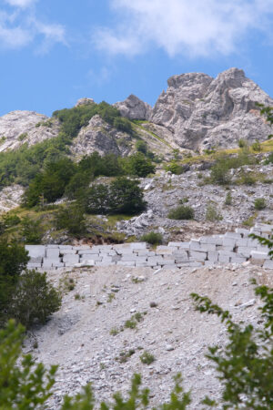 Wall on the mountain. Wall built with marble blocks in a quarry in the Apuan Alps in Tuscany. Stock photos. - MyVideoimage.com | Foto stock & Video footage