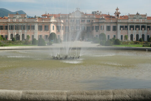 Water jet. Fountain with water jets in the Estense Park in Varese - MyVideoimage.com | Foto stock & Video footage