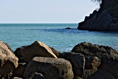 Waves of the sea break on the rocks. - MyVideoimage.com