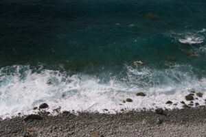 Waves on the beach. Waves of the sea break on the beach and on the rocks near the Cinque Terre. - MyVideoimage.com | Foto stock & Video footage