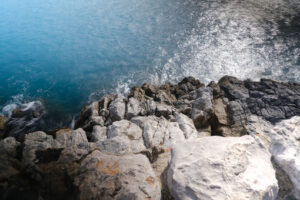 Waves on the cliff. Sea waves break on the rocks near Cinque Terre. Palmaria Island and the Portovenere in Liguria. - MyVideoimage.com | Foto stock & Video footage