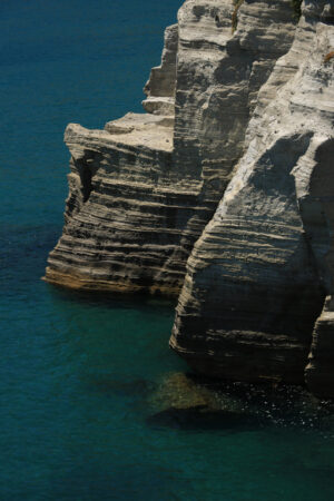 Waves on the cliff. Volcanic rocks and rocks in the Mediterranean sea of Ischia. - MyVideoimage.com | Foto stock & Video footage