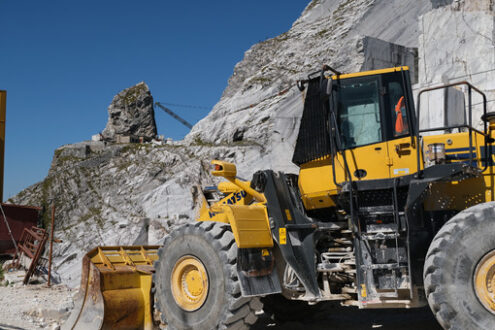 Wheel loader. Large white marble quarry with blue sky background. - MyVideoimage.com | Foto stock & Video footage