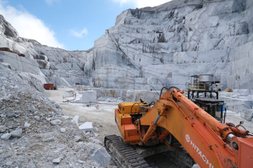 Whell loader. Wheel loader in a white marble quarry near Carrara. Stock photos. - MyVideoimage.com | Foto stock & Video footage