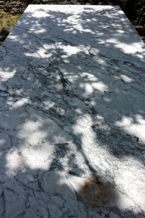 Tavolo in marmo. White marble table from the Apuan Alps.