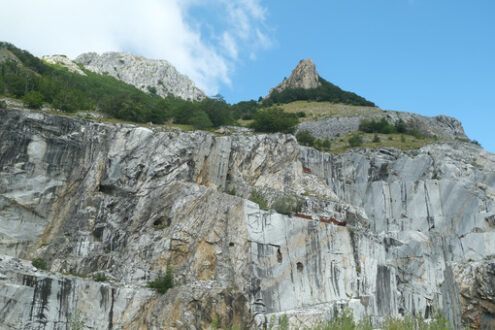 White marble wall. Wall of a white marble quarry under the mountain. Stock photos. - MyVideoimage.com | Foto stock & Video footage