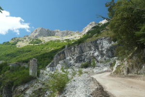 White road leading to the marble quarries of the Apuan Alps. - MyVideoimage.com | Foto stock & Video footage