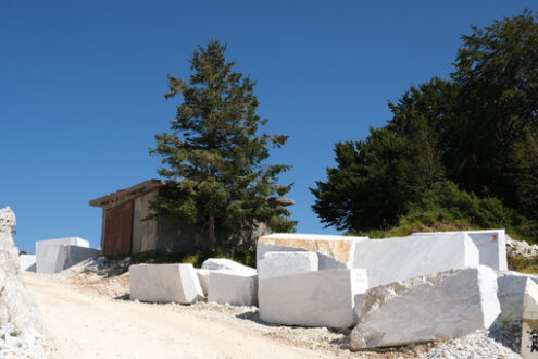 White road. Dirt road in a white marble quarry from Alta Versilia. Apuan Alps. - MyVideoimage.com | Foto stock & Video footage