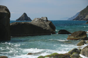 Wild beach. Waves of the sea break on the beach and on the rocks near the Cinque Terre. - MyVideoimage.com | Foto stock & Video footage