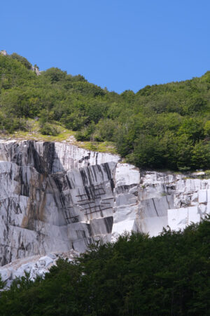 Wounded mountain. White marble quarry on the Apuan Alps in Tuscany. Stock photos. - MyVideoimage.com | Foto stock & Video footage