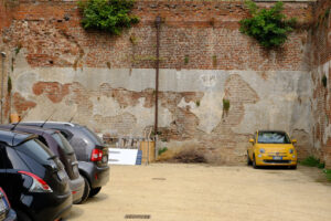 Yellow Fiat 500. Cars and a yellow Fiat 500 parked. Stock photos. - MyVideoimage.com | Foto stock & Video footage