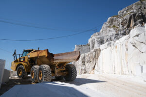 Yellow truck. Big yellow truck in a white marble quarry in the Apuan Alps. - MyVideoimage.com | Foto stock & Video footage