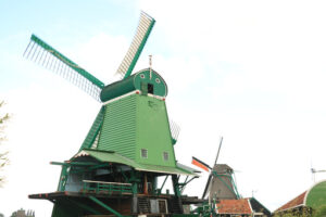 Zaanse Schans Windmills. Windmills of Zaanse Schans, near Amsterdam. The structures were - MyVideoimage.com | Foto stock & Video footage