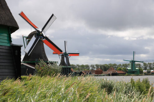 Zaanse Schans. Windmills of Zaanse Schans, near Amsterdam. The structures were - MyVideoimage.com | Foto stock & Video footage